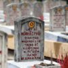 Grabstein mit vietnamesischer Inschrift auf einem Soldatenfriedhof