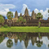 Tempel von Angkor spiegelt sich bei Sonnenschein im See