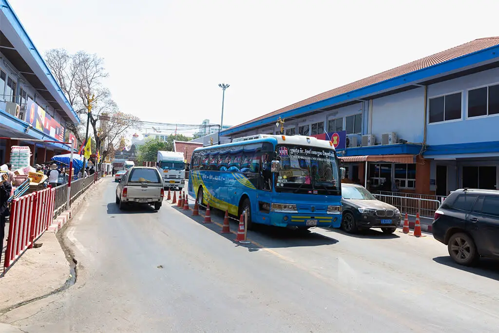 Reisebus an der Grenze zwischen Thailand und Kambodscha