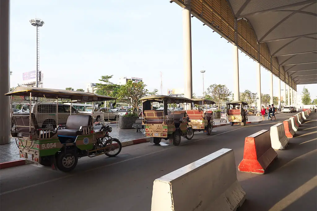 Tuk-Tuks am Flughafen in Phnom Penh