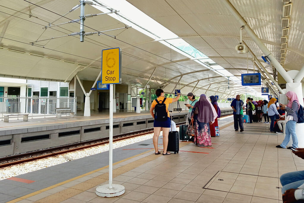 Bahnhof von Alor Setar mit einigen Reisenden, die auf den Zug warten