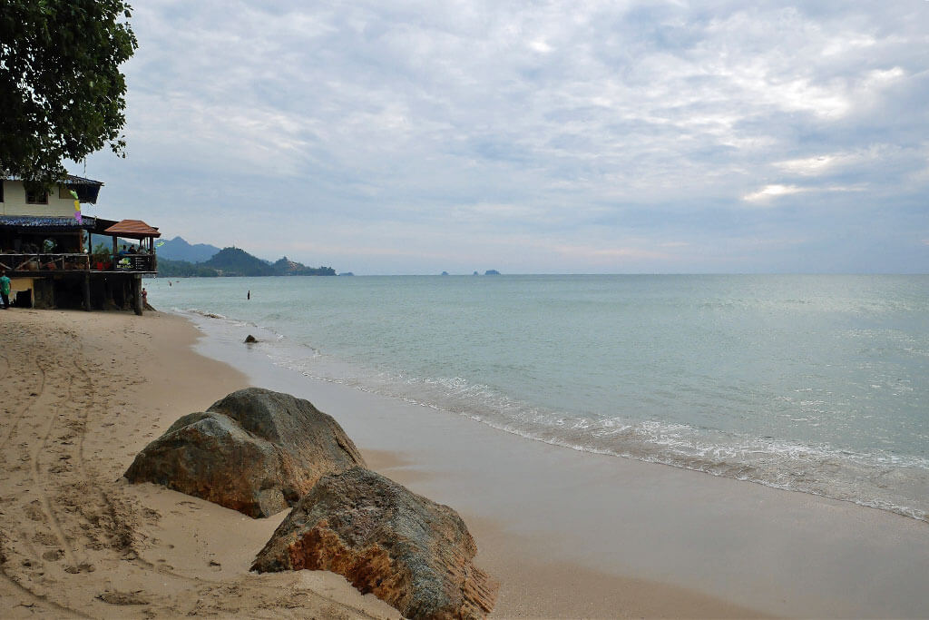 Zwei Felsen im Sand am Meer