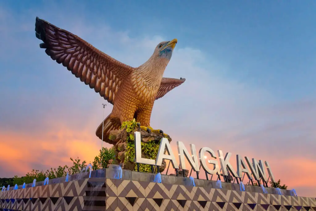 Eine große Adlerstatue, vor ihr der Schriftzug "Langkawi"