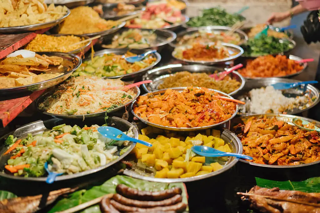 Verschiedene laotische Speisen auf einem Streetfood-Markt in Luang Prabang