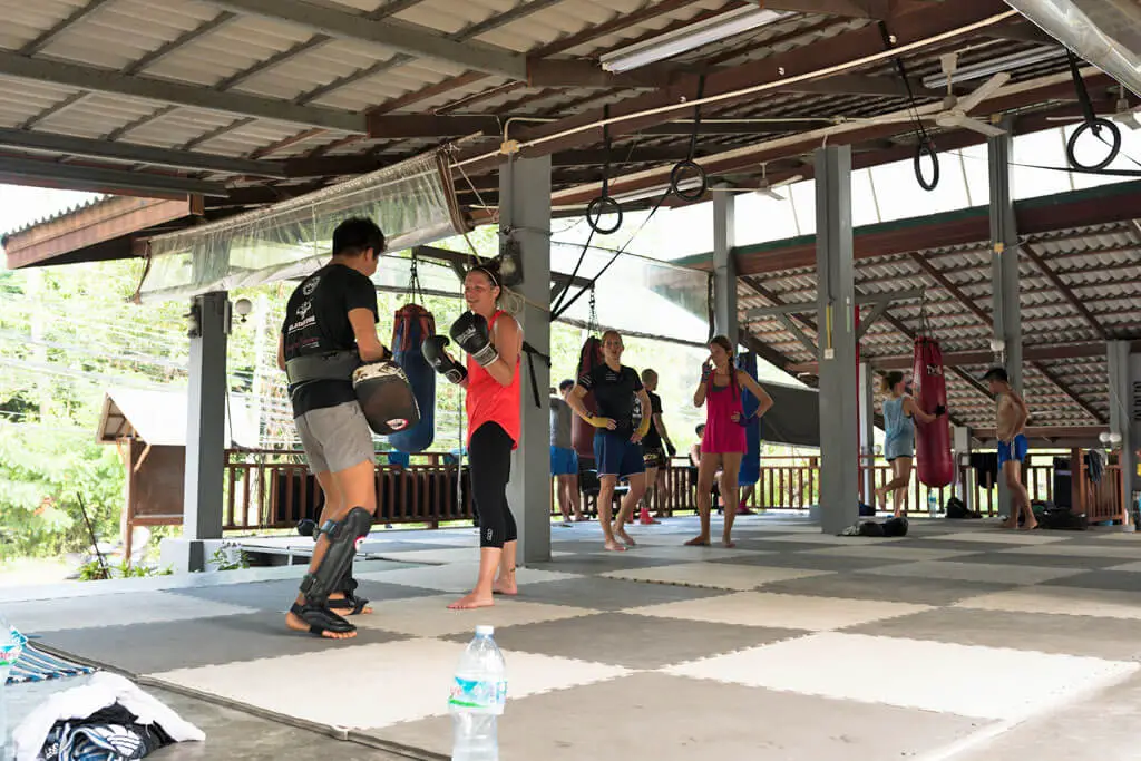 Frau mit Trainer beim Muay Thai boxen auf Koh Tao