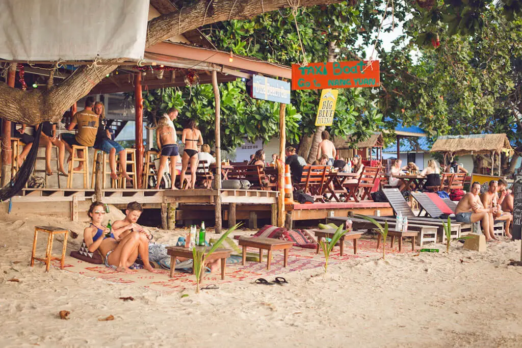 Strandbar in Koh Tao mit Gästen die aufs Wasser gucken