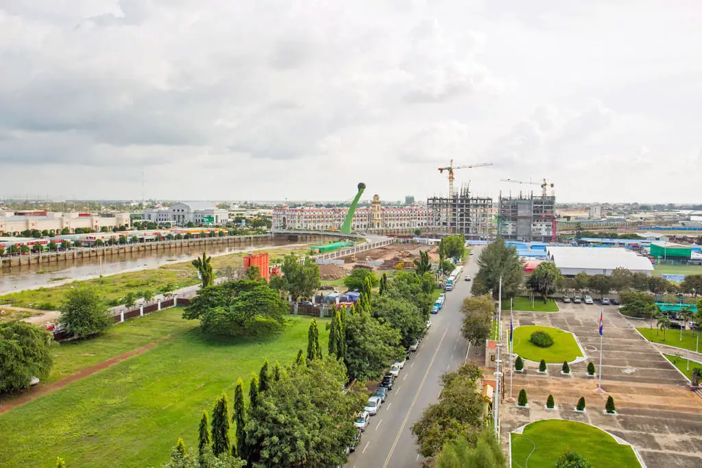Luftaufnahme über Koh Pich in Phnom Penh mit Grünflächen und Baustellen
