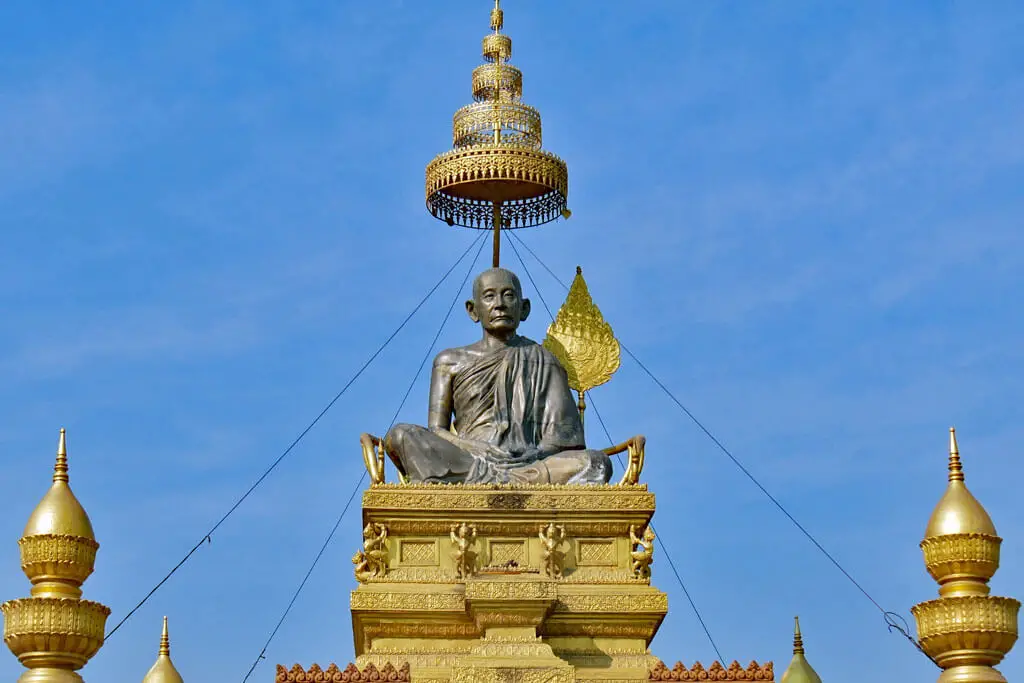 Goldene Statue des Mönches Samdech Chuon Nath in Phnom Penh