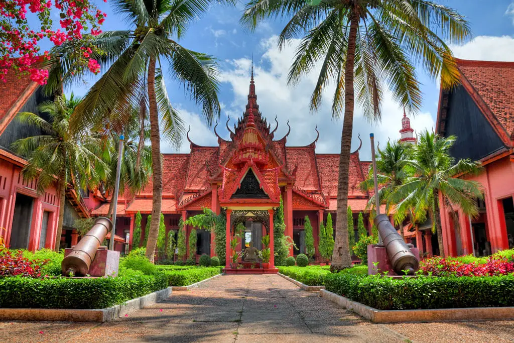 Blick auf die Khmer-Architektur des Nationalmuseums in Phnom Penh