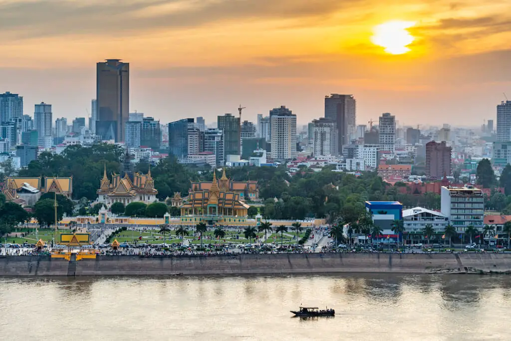 Blick über Phnom Penh und den Königspalast auf der anderen Flussseite zum Sonnenuntergang