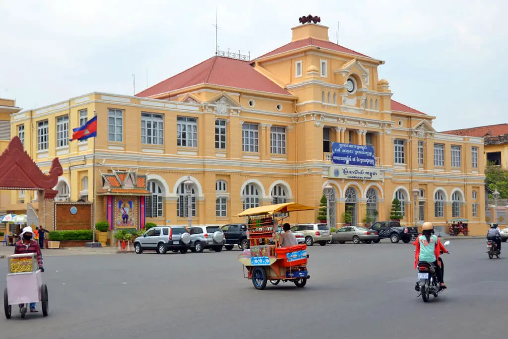 Blick auf ein Kolonialgebäude in Phnom Penh