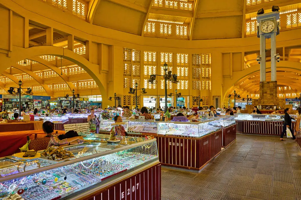 Hell erleuchtete Markthalle Phsar Thmei in Phnom Penh