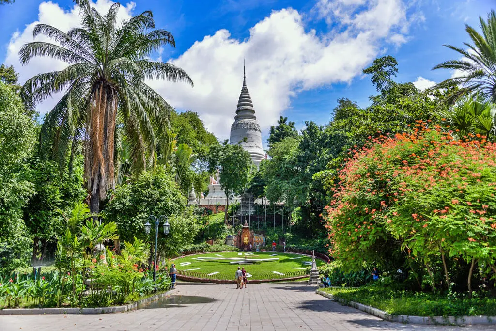Blick auf den von viel Grün umgebenen Wat Phnom in Phnom Penh