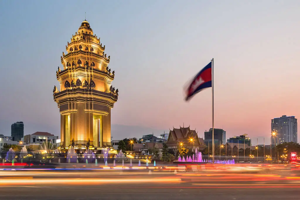 Unabhängigkeitsdenkmal in Phnom Penh bei Sonnenuntergang