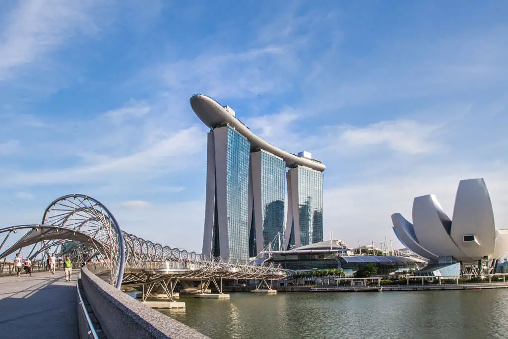 Helix-Brücke, Marina Bay Sands Hotel und ArtScience Museum in der Marina Bay in Singapur