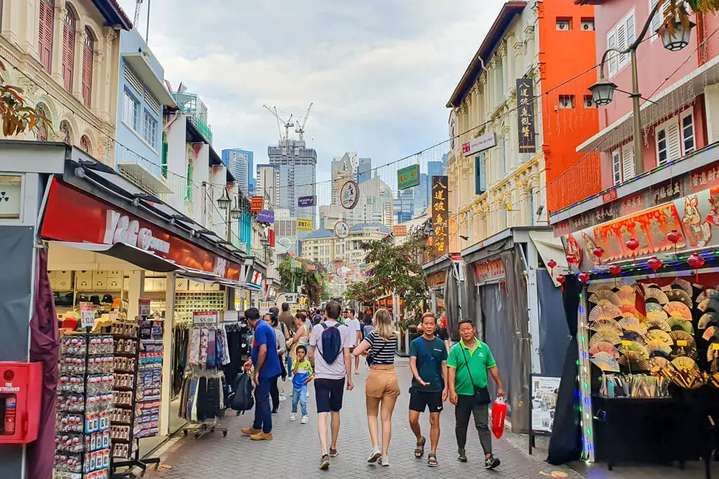Belebte Straße in Chinatown mit Passanten und Straßenständen