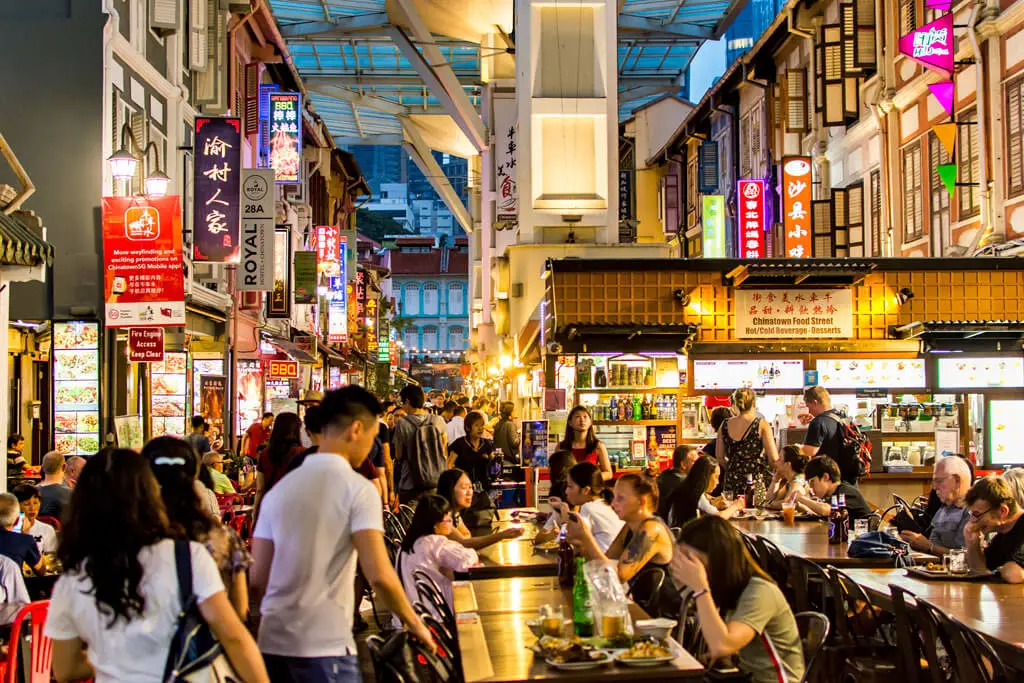 Abendstimmung auf der Chinatown Food Street mit vielen Besuchern an den Garküchen