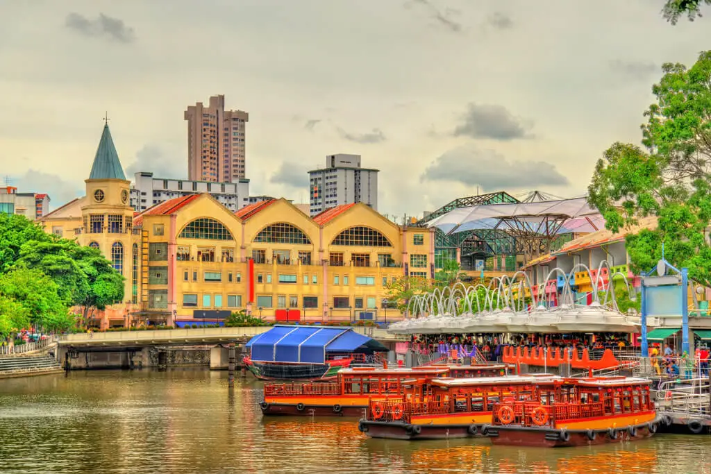 Historische Bumboote liegen am Ufer des Singapore Rivers