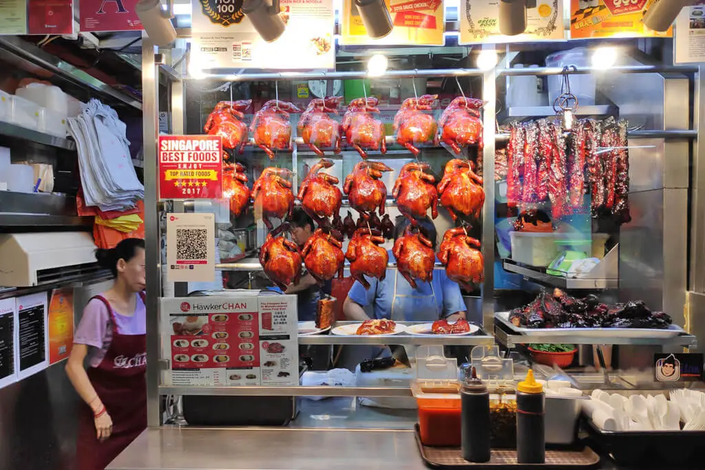 Vitrine mit gegrillten Hühnchen im Chinatown Hawker Center in Singapur