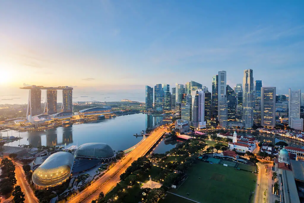 Singapur Skyline bei Sonnenuntergang