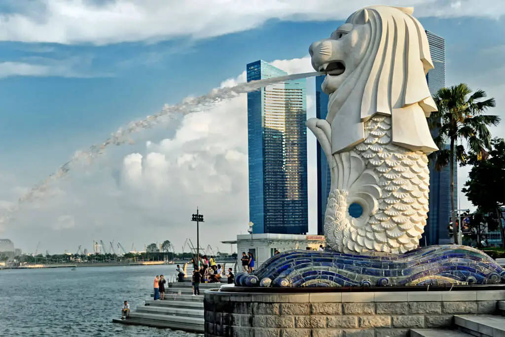 Wasserspeiende Merlion-Statue in Singapur mit Hochhäusern im Hintergrund