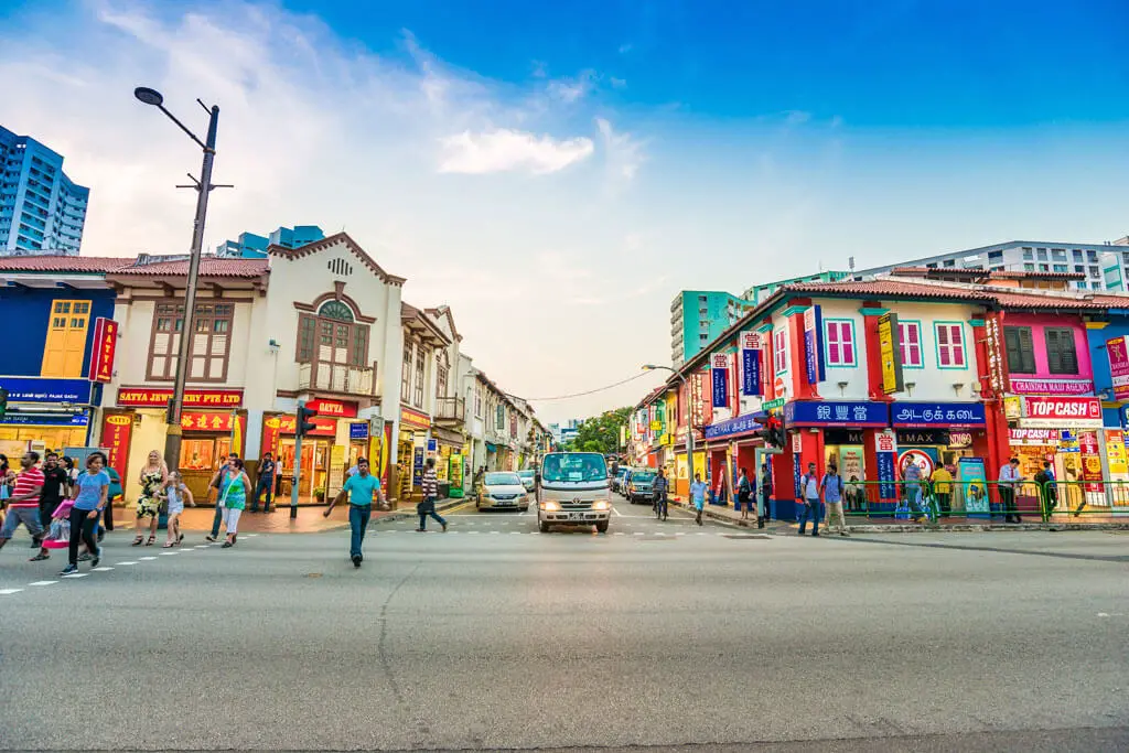 Belebte Straße mit bunten Häusern in Little India in Singapur
