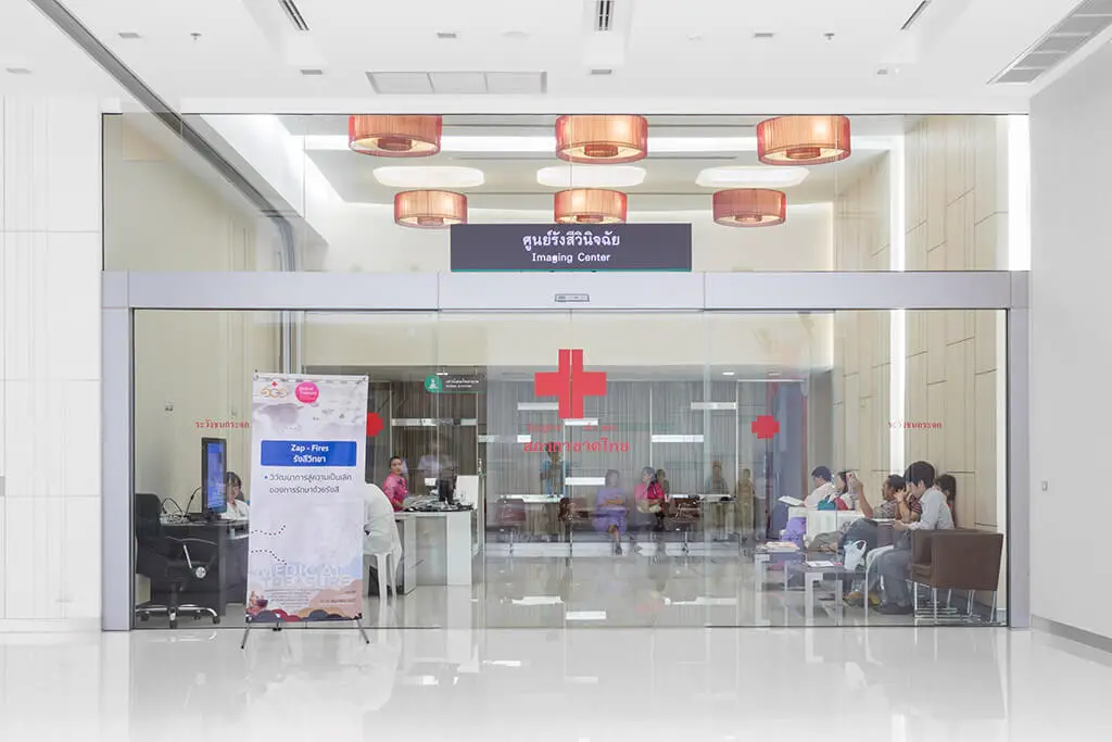 Eingang eines Krankenhauses in Bangkok