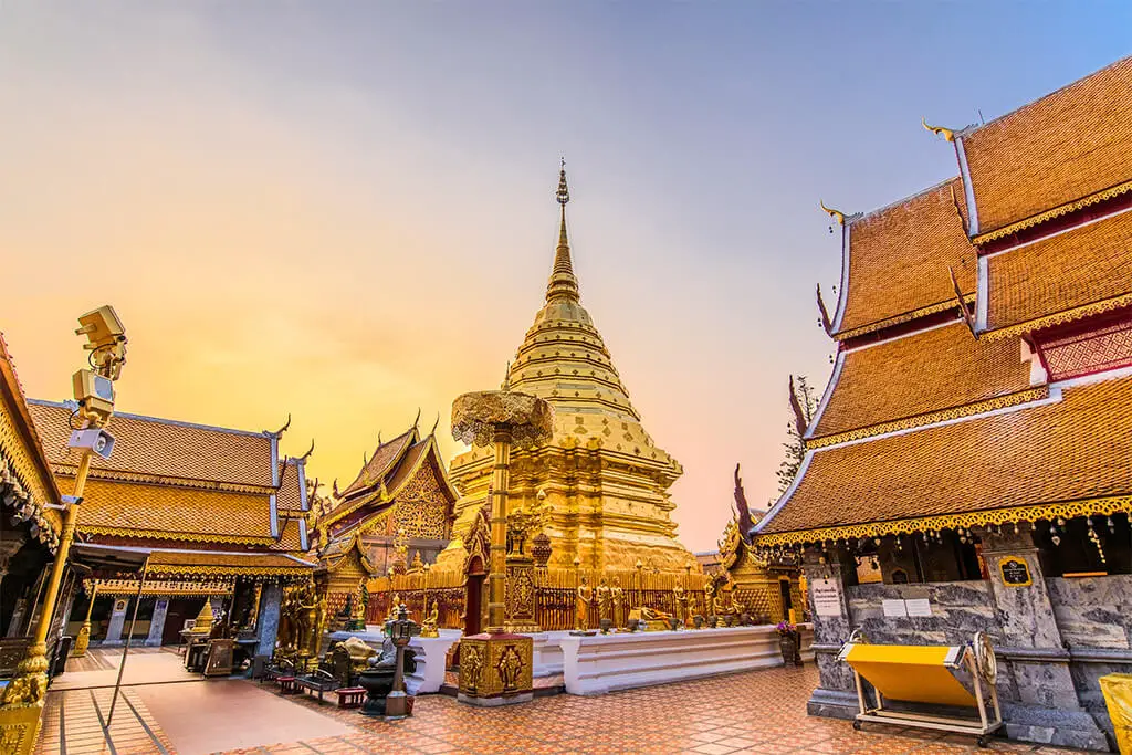Goldener Chedi des Wat Phra Doi Suthep in warmen Abendlicht