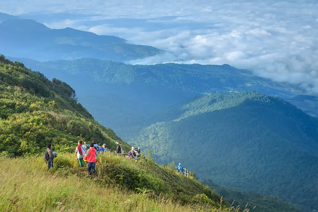 Gruppe von Wanderern in den grünen Bergen von Chiang Mai auf dem Kew Mae Pan Natural Trail