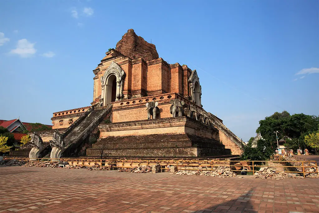 Sanierter Wat Chedi Luang in Chiang vor blauem Himmel