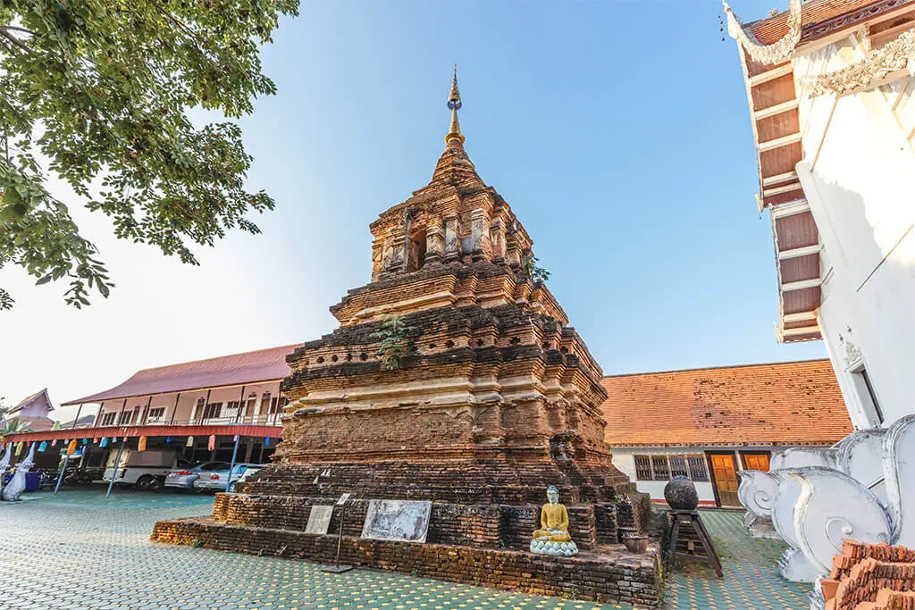 Wat Jetlin in Chiang Mai umgeben von Häusern