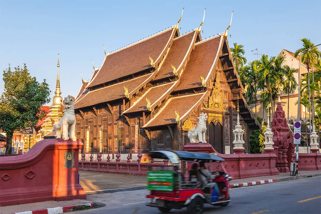 Tuk-Tuk das am Wat Phan Tao in Chiang Mai vorbeifährt