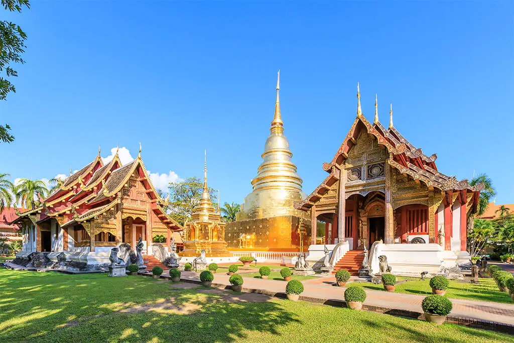 Wat Phra Singh im Zentrum von Chiang Mai vor blauem Himmel an einem sonnigen Tag