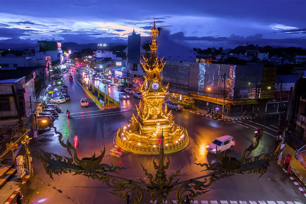 Luftaufnahme vom beleuchteten Clock Tower in Chiang Rai am Abend