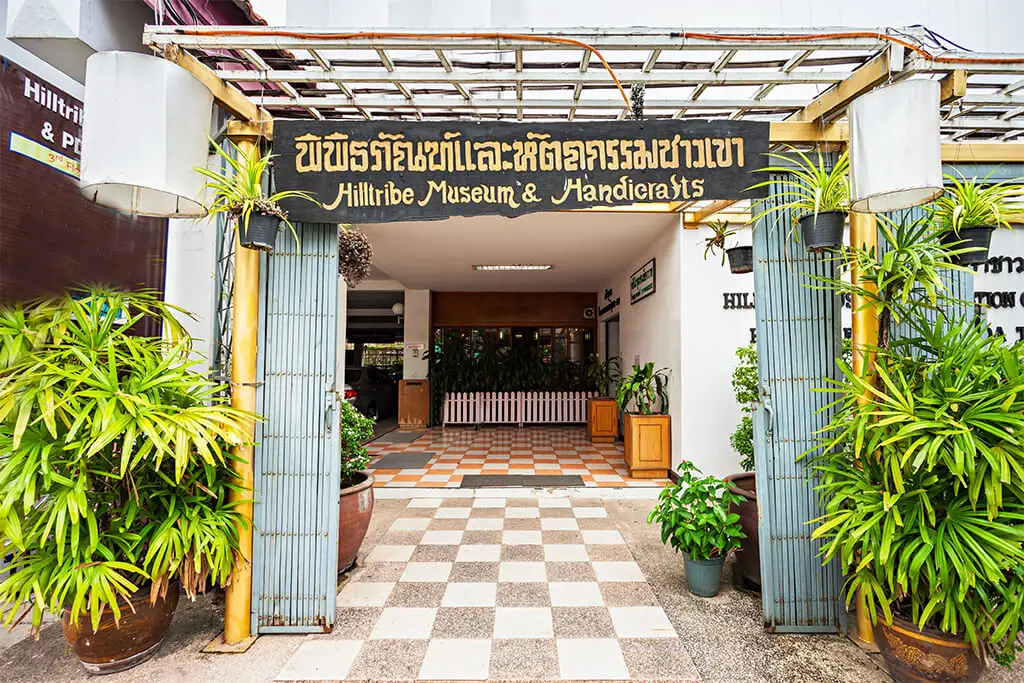 Eingang mit Schild zum Hill Tribe Museum in Chiang Rai