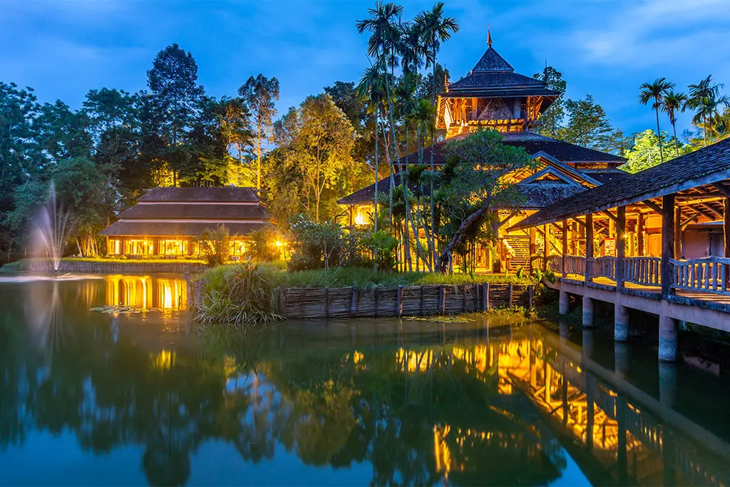 See und Tempel am Abend im Fah Luang Arts & Culture Park