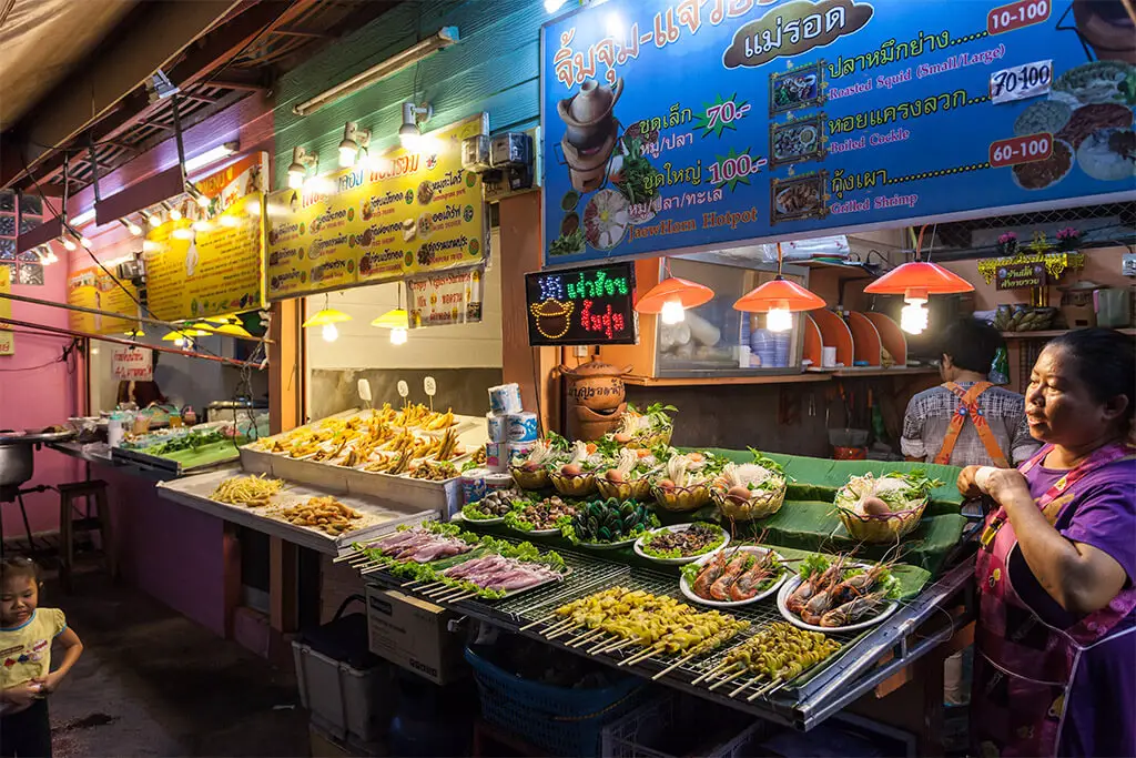 Straßenstände mit verschiedenen Gerichten wie Spießchen auf dem Night Bazar in Chiang Rai