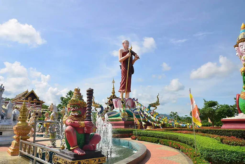 Bunte Figuren im Wat Sang Kaew Phothiyan vor blauem Himmel