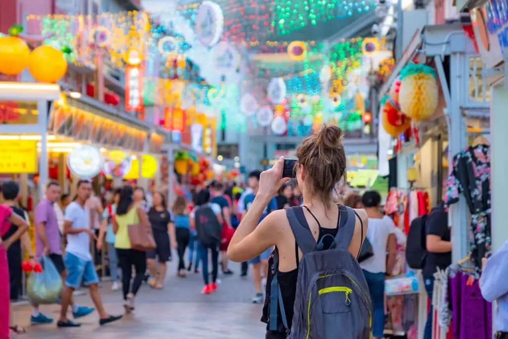 Frau von hinten, die in Chinatown in Singapur ein Foto macht