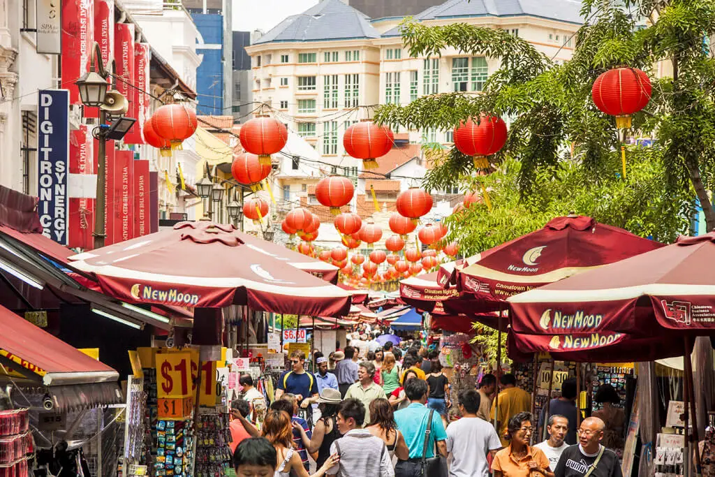 Straße in Chinatown Singapur mit vielen Menschen, Restaurants und chinesischen Laternen