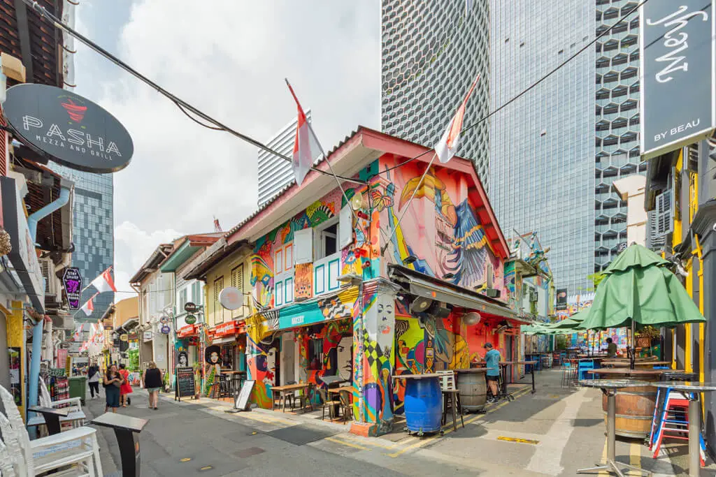 Buntes Eckhaus mit Wandmalereien in der Haji Lane in Kampong Glam, Singapur
