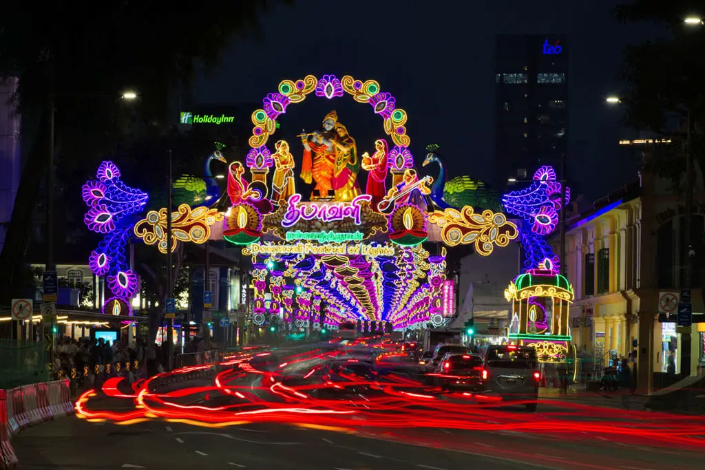 Deepavali Dekorationen über einer dunklen Straße in Little India in Singapur
