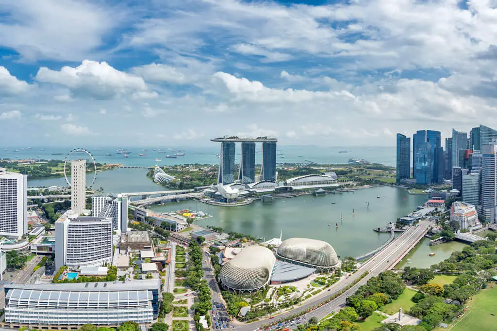 Luftaufnahme von Singapur und der Marina Bay, Hochhäusern und dem Marina Bay Sands Hotel