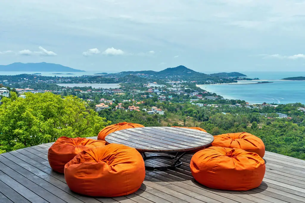 Terrasse mit Tisch und Sitzsäcken und einer Aussicht auf Koh Samui und das Meer