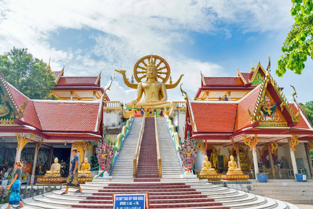 Die Stufen hinauf zur goldenen Big Buddha Statue führen entlang zweier Tempelgebäude