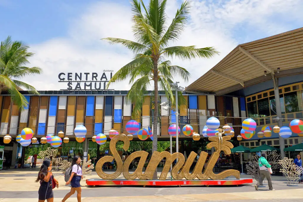 Ein Einkaufszentrum mit der Aufschrift "Central Samui" und vielen bunten Lampions