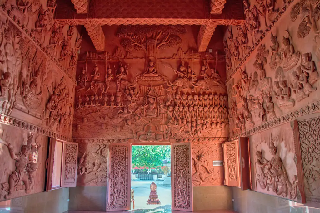 Das Innere des Tempelgebäudes ist verziert mit roten Schnitzereien