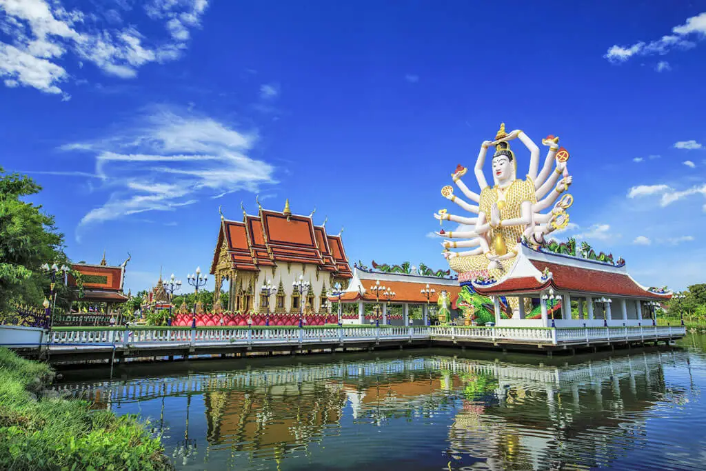 Die Tempelanlage Wat Plai Laem auf einem See mit der 18-armigen Göttin der Barmherzigkeit und weiteren Tempelgebäuden