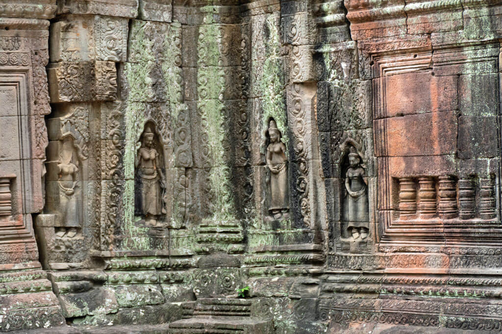 Banteay Samré Tempel mit geschnitzten Figurgen