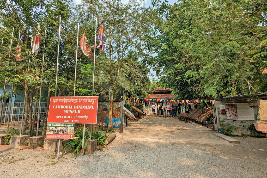 Eingang mit Schild zum Cambodia Landmine Museum in Siem Reap